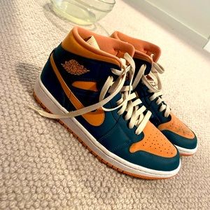 Salmon and teal hordans